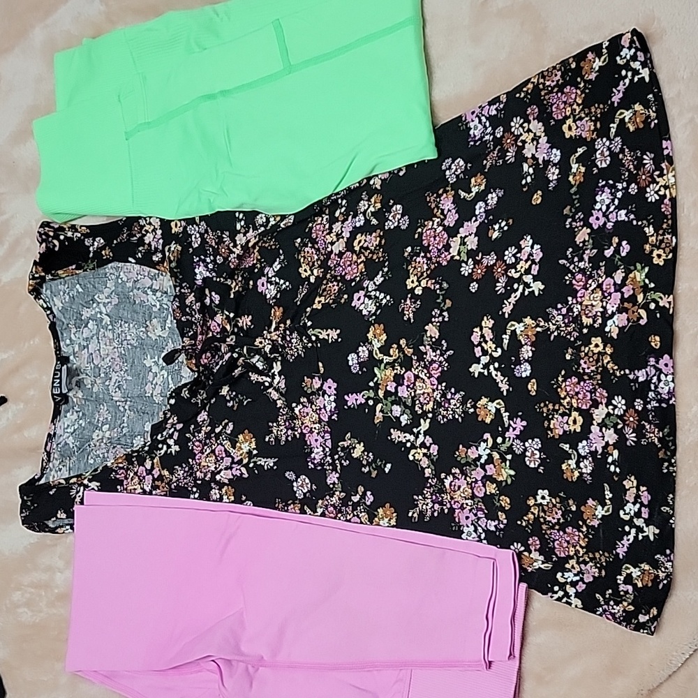 Bundle. 2 vs leggings, 1 top